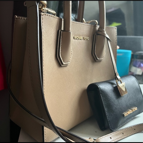 Tan Michael Kors hand bag with a black Michael Kors wallet - Picture 2 of 5